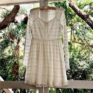 R&D Design NWOT Large Cream Long Sleeve Sweetheart Neck Texture Design…